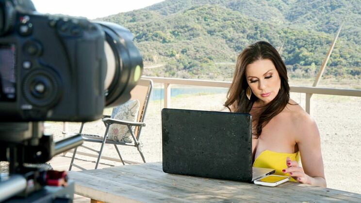 [PrettyDirty] - Brunette Babe Kendra Lust in Hot BTS Clip - Kendra Lust - Johnny Castle - Jean Val Jean