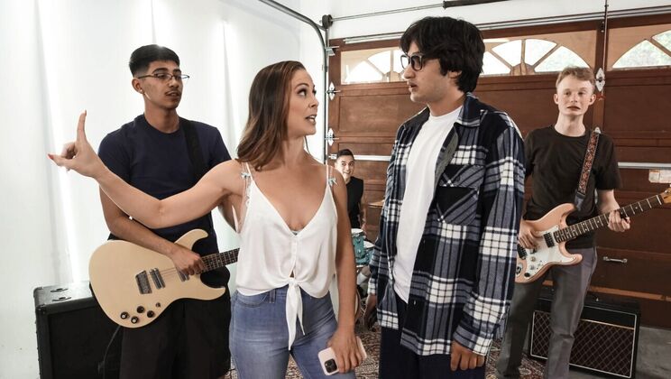 [Brazzers] - Missionary to Doggystyle - Shaved Pussy Licking With Athletic MILF