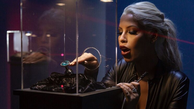 [Brazzers] - Latina Anal Queen Takes Butt Plug from Burglar