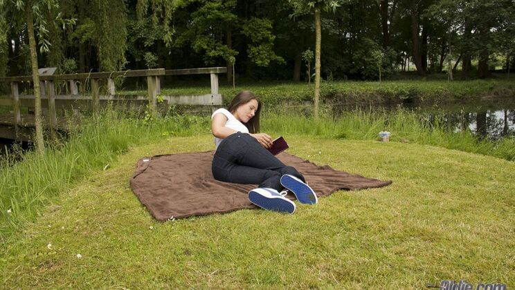 [Oldje] - Savanah Secret Gives Hugo a Handjob and Blowjob