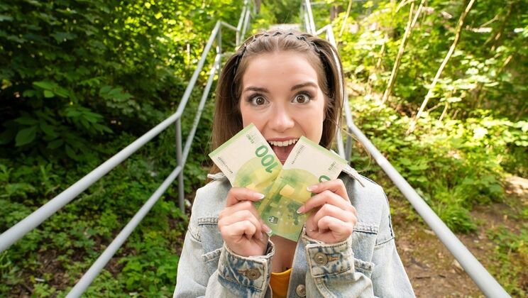 Amateur Brunette with Tattoos Gets Fucked